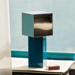 &Tradition Pivot ATD7 Akku-Tischlampe Blue Silver