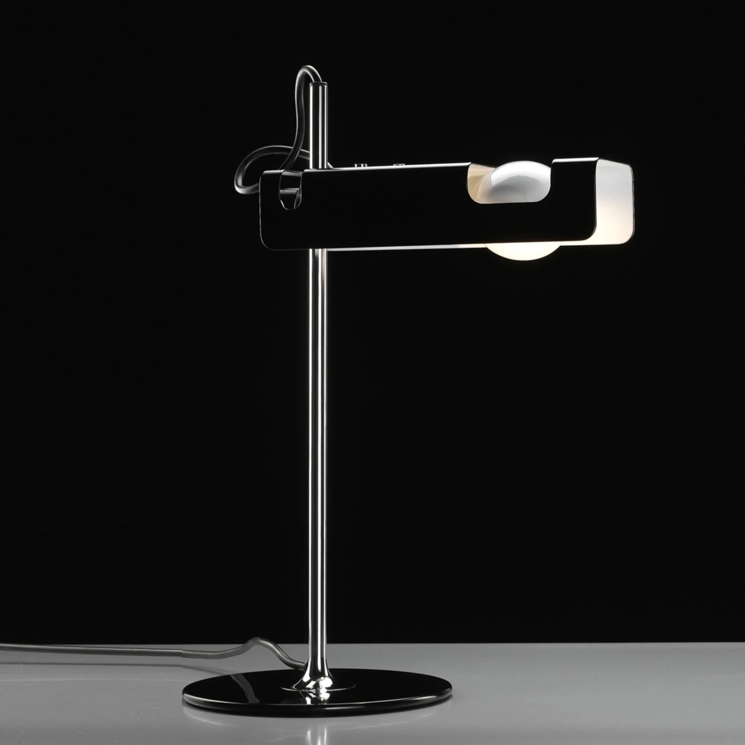 Oluce Spider - Horizontale Tischleuchte, Schwarz 2 Oluce Spider - Horizontale Tischleuchte, Schwarz – Bild 2