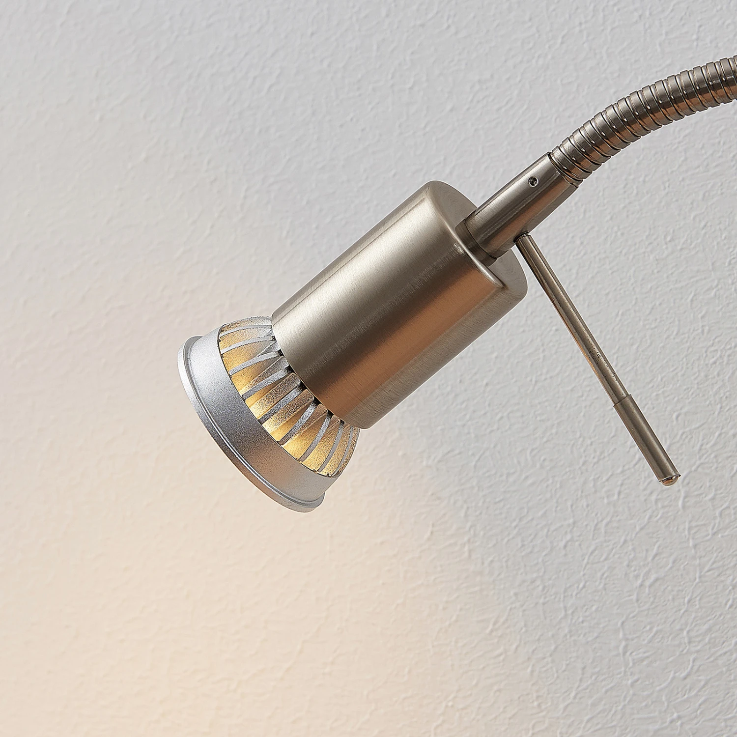 Lindby Ahoja Steckdosenleuchte, Flexarm, Schalter 7 Lindby Ahoja Steckdosenleuchte, Flexarm, Schalter – Bild 7