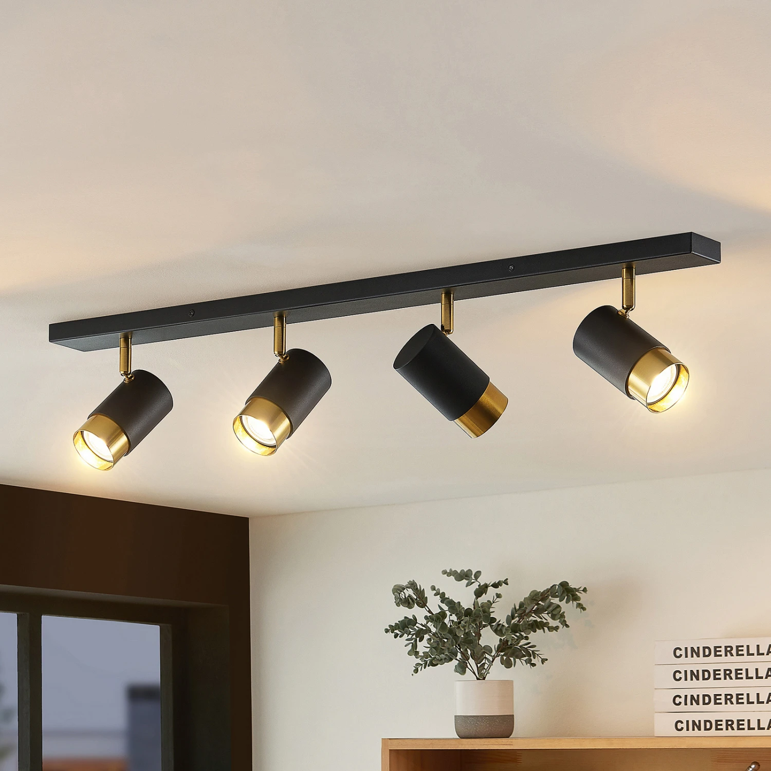 Arcchio Evaro Deckenstrahler, Goldring Vorn, 4-fl. 1 Arcchio Evaro Deckenstrahler, Goldring Vorn, 4-fl.