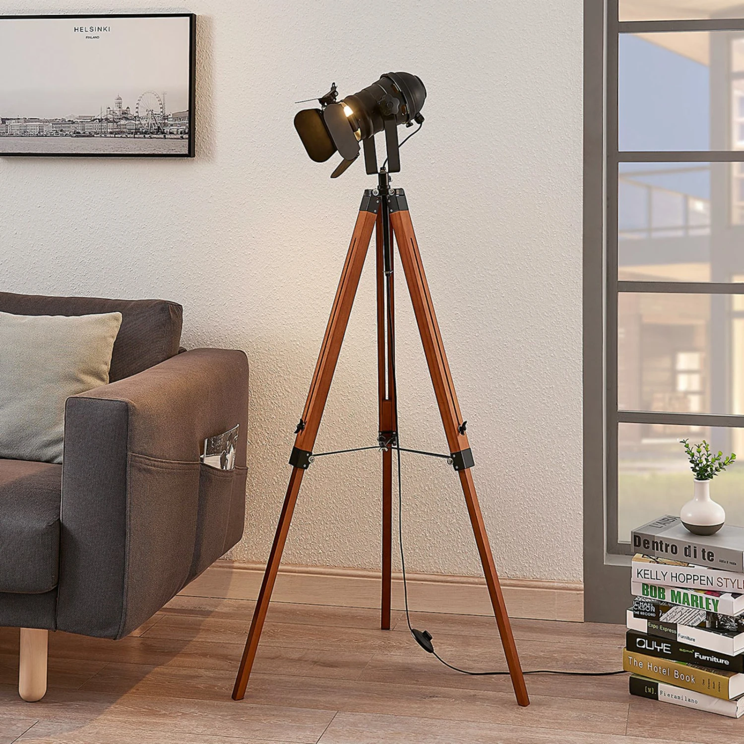 Holz-Stehlampe Hilma Mit Dreibein-Gestell 3 Holz-Stehlampe Hilma Mit Dreibein-Gestell – Bild 3