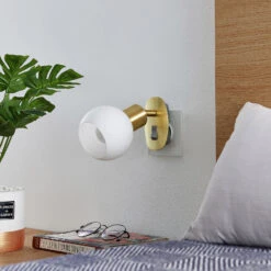 Lindby Lioma Steckdosenleuchte, Neigbar, Messing